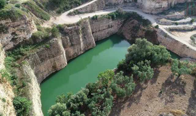 La Bari che non ti aspetti: in una cava al confine con Bitritto c' un lago nascosto